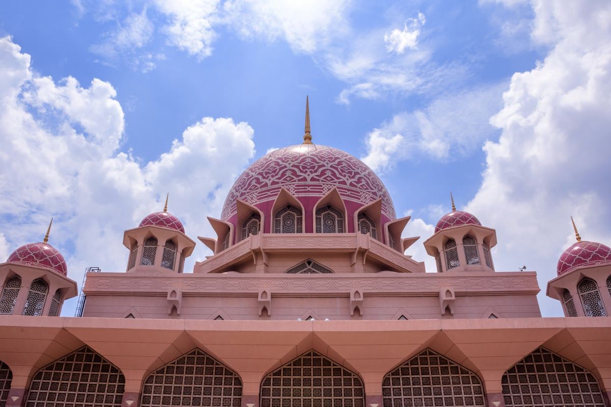 Putra Mosque (Masjid Putra) in Putrajaya, Malaysia with blue sky in the background